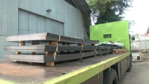 plat besi hitam, hot rolled coil, hrc, packing, truk